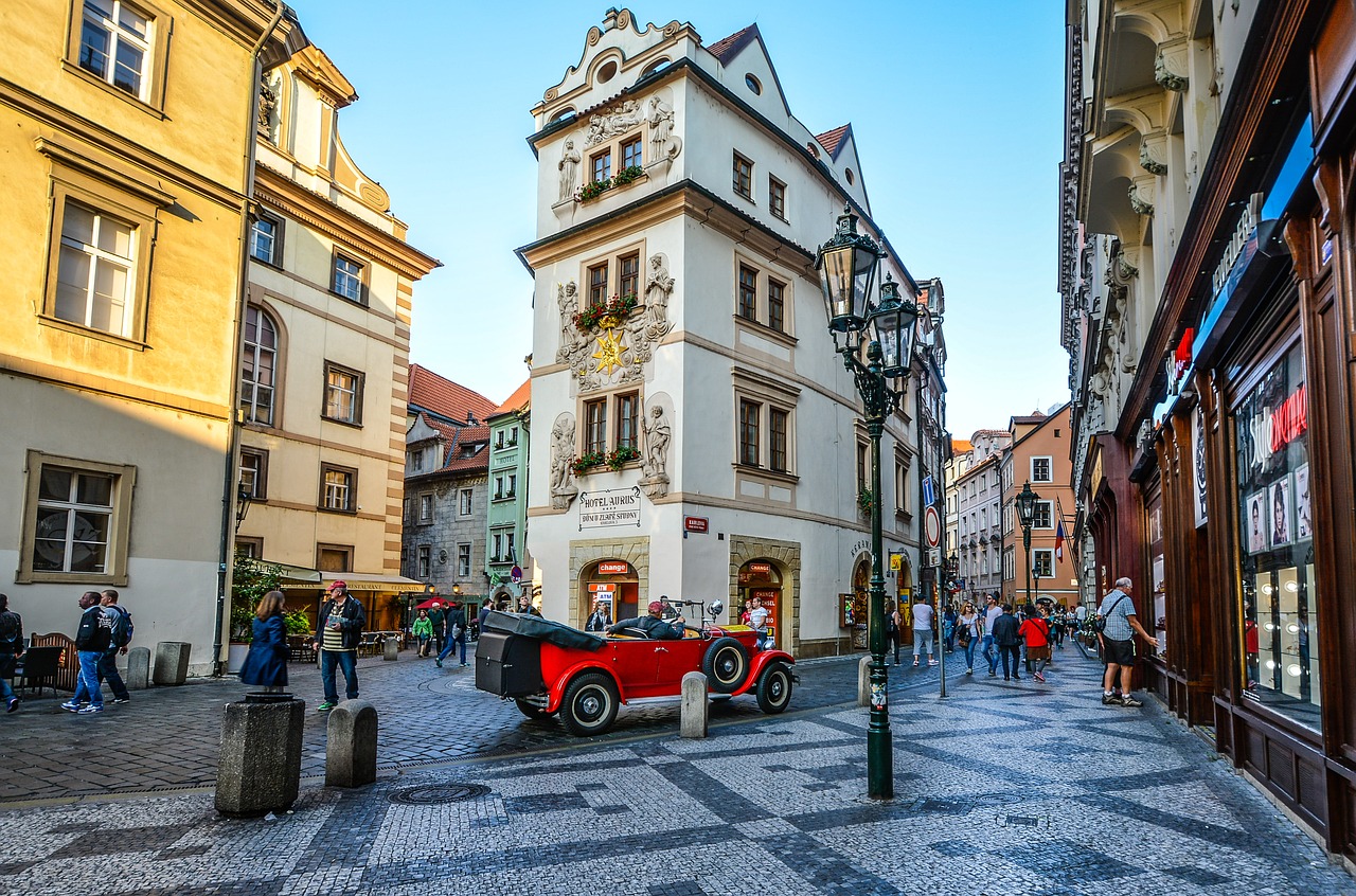 Стоит ли ехать в Прагу и брать там экскурсию?